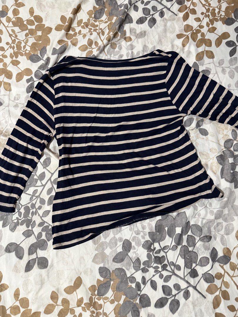 New Look Striped Long Sleeve Tie Front Top Size M (Category: Blouses) located in Taytay. Submitted by cloudy_20 (Listing ID 1453378076, Image 3). Description: Navy & beige striped long sleeve top from New Look. Features a tie front hem and boat neckline. Size M..
