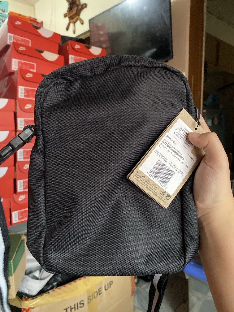 Nike Heritage Force Cross-body Bag (4l) (Category: Sling Bags) located in Manila. Submitted by deesneakywolp (Listing ID 1453327227, Image 2). Description: .