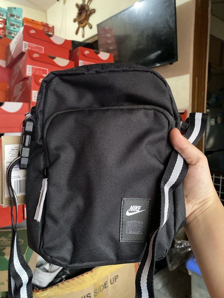 Nike Heritage Force Cross-body Bag (4l) (Category: Sling Bags) located in Manila. Submitted by deesneakywolp (Listing ID 1453327227, Image 1). Description: .