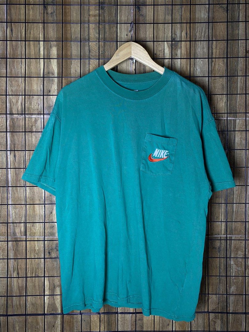 Nike Sportswear Large Embroidered Logo Tee (Category: Tshirts & Polo Shirts ) located in Makati City. Submitted by earnx_ (Listing ID 1453401401, Image 1). Description: Nike Sportswear Large Embroidered Logo Tee - Size large on tag - I dont have dimension - Estimated dimes is 20-21W and 27-28L.