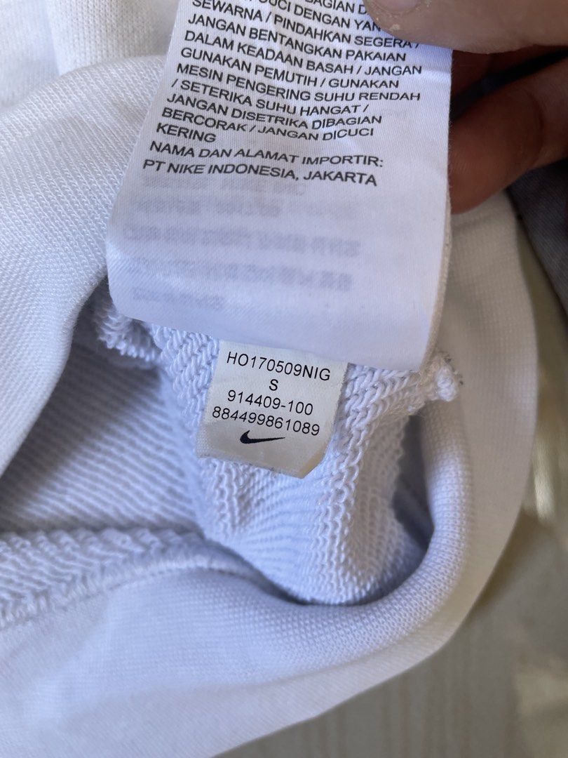 Nike White Grey Light Blue Colorblock Sweatshirt (Category: Coats, Jackets and Outerwear) located in Zamboanga. Submitted by guthens (Listing ID 1453339443, Image 3). Description: Condition- excellent Issue- none Color rate- 9.5/10.