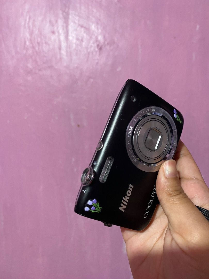 Nikon Coolpix S2800 (Category: Cameras) located in Caloocan City. Submitted by cheryllawa07146 (Listing ID 1453248400, Image 2). Description: - Black Nikon Coolpix s2800 - Comes with attached wrist strap - Screen displays 'Out of memory' message (may require memory card) - Features cute floral stickers on the front - Perfect for quick and easy snapshots ISSUES: - working sya pero walang shutter butoon (papagawa, nag-ask na ako sa quiapo around 1k