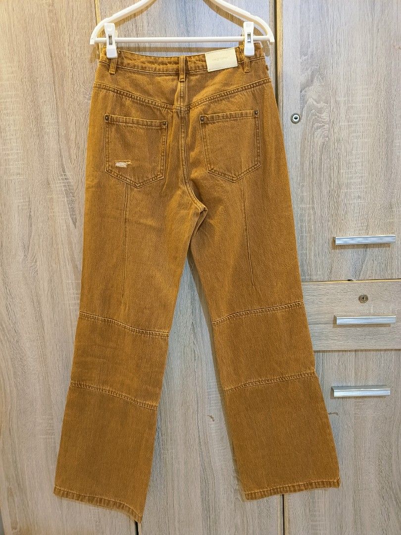 NO ANSWER Brown Cargo Jeans with Zippers (Category: Jeans) located in Mandaluyong City. Submitted by mskitty_02 (Listing ID 1453387579, Image 3). Description: - Brand: NO ANSWER - New ( just washed, na stock lng sa closet super ganda makapal super quality in actual ) - Color: Brown - Features: Zippered front pockets - Detail: Distressed patch on left thigh - Occasion: Casual.