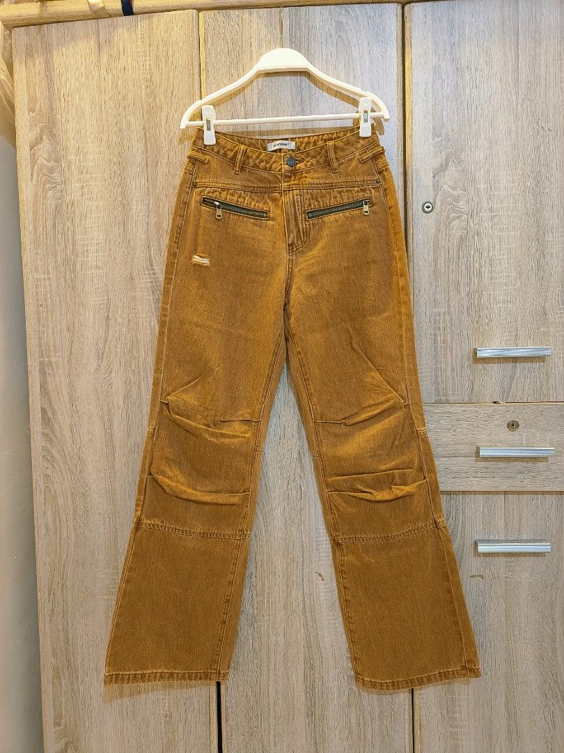 NO ANSWER Brown Cargo Jeans with Zippers (Category: Jeans) located in Mandaluyong City. Submitted by mskitty_02 (Listing ID 1453387579, Image 1). Description: - Brand: NO ANSWER - New ( just washed, na stock lng sa closet super ganda makapal super quality in actual ) - Color: Brown - Features: Zippered front pockets - Detail: Distressed patch on left thigh - Occasion: Casual.