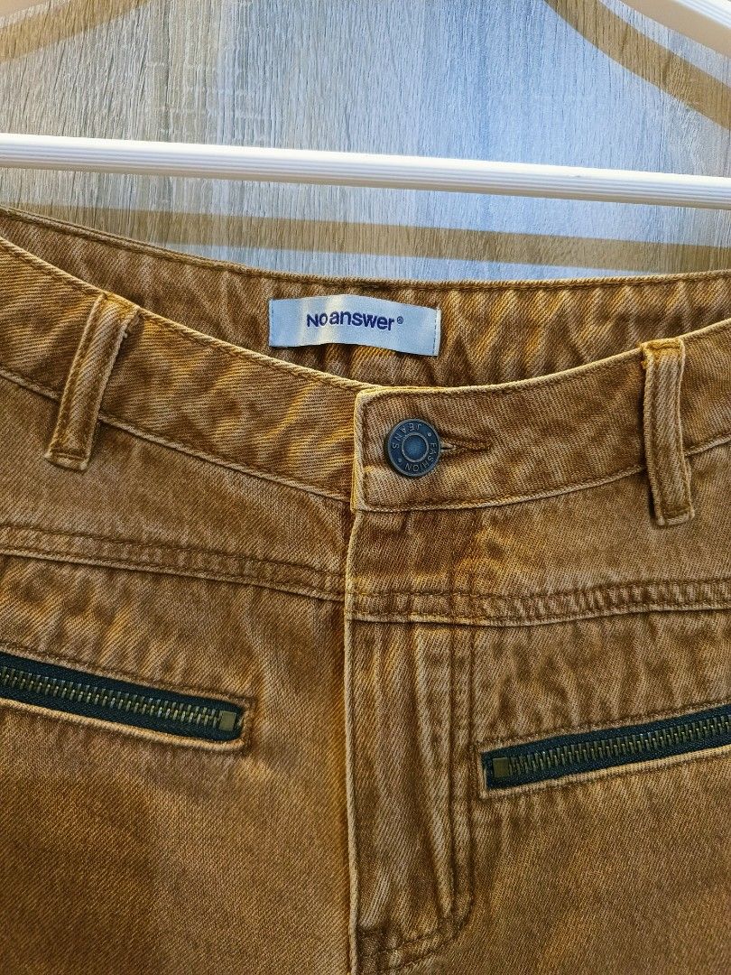 NO ANSWER Brown Cargo Jeans with Zippers (Category: Jeans) located in Mandaluyong City. Submitted by mskitty_02 (Listing ID 1453387579, Image 2). Description: - Brand: NO ANSWER - New ( just washed, na stock lng sa closet super ganda makapal super quality in actual ) - Color: Brown - Features: Zippered front pockets - Detail: Distressed patch on left thigh - Occasion: Casual.