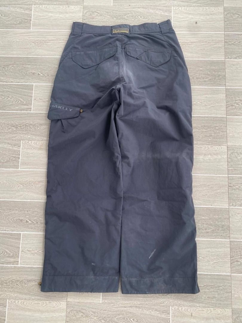 Oakley Software (Category: Activewear) located in Orani. Submitted by yo.jo (Listing ID 1453326314, Image 1). Description: Oakley Software "Issue Button" Waist-(M-L) 34 Length-42 inch Inseam-31 inch Hem-11 inch.
