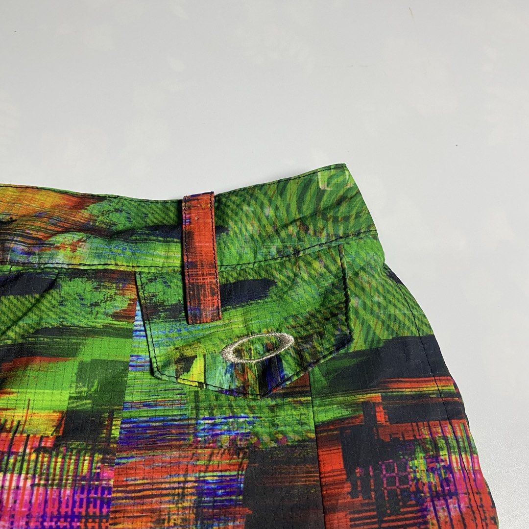Oakley Vibrant Glitch Shorts (Category: Shorts) located in Iloilo. Submitted by .dresshttps (Listing ID 1453303201, Image 2). Description: Waist: 28 Like new No flaws.