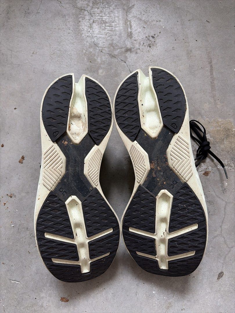 ON Cloud Eclipse (Category: Sneakers) located in Singapore. Submitted by yungtrella (Listing ID 1453333295, Image 3). Description: ON Cloudecplise US13 Mileage: 30km .