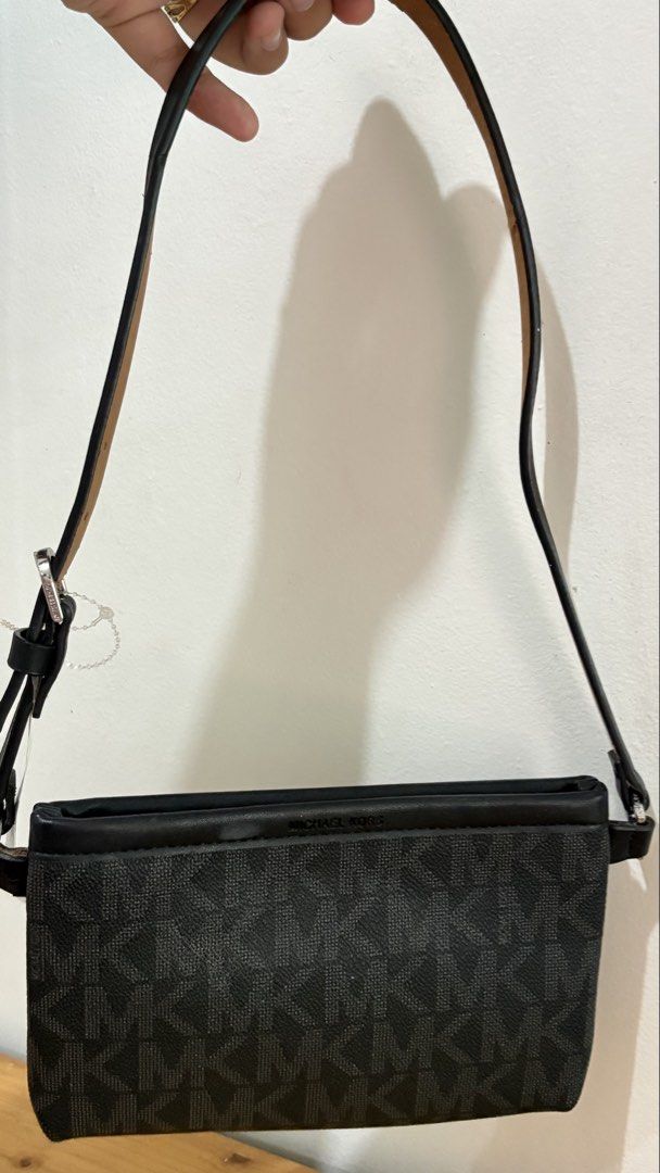 Original MK Shoulder bag/Belt Bag (Category: Shoulder Bags) located in Las Pinas. Submitted by skyeee216 (Listing ID 1453309620, Image 2). Description: Bought in US for $68. Issues as Seen on pictures Silica Gel lang yung nasa loob to prevent moisture ( matatanggal po ) .