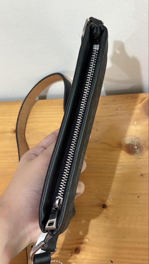 Original MK Shoulder bag/Belt Bag (Category: Shoulder Bags) located in Las Pinas. Submitted by skyeee216 (Listing ID 1453309620, Image 3). Description: Bought in US for $68. Issues as Seen on pictures Silica Gel lang yung nasa loob to prevent moisture ( matatanggal po ) .