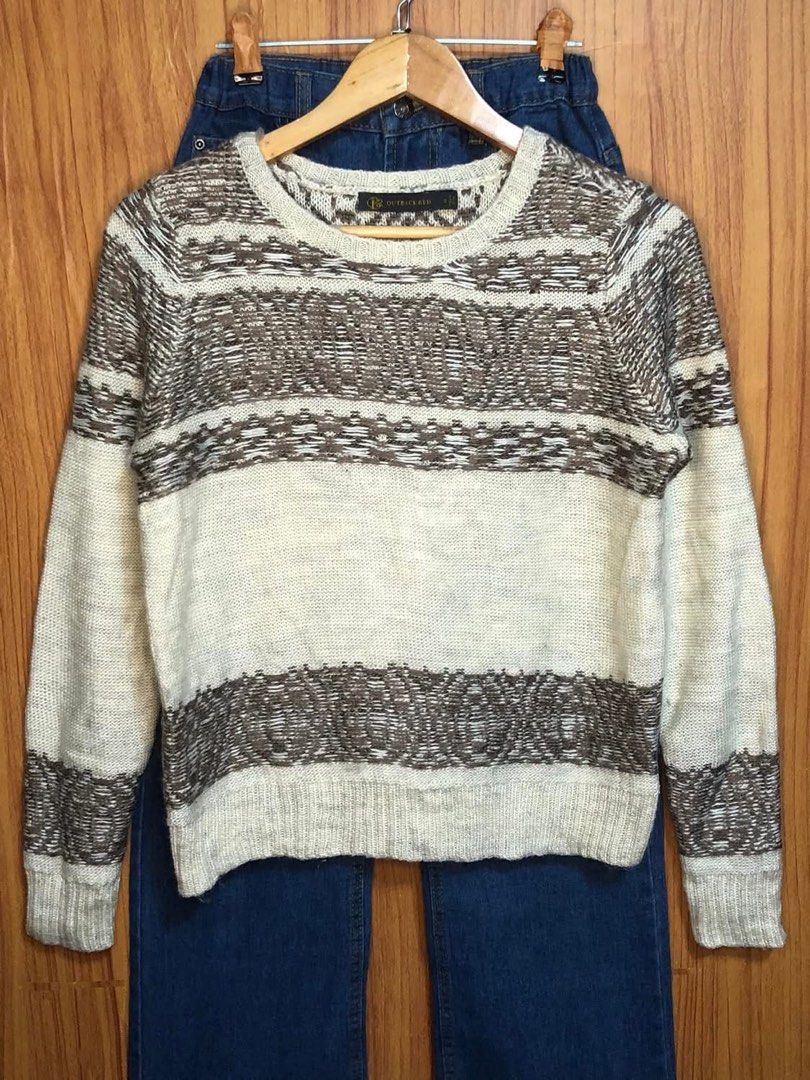 OUTBACK RED VINTAGE SWEATER (Tag: Small) (Category: Shirts) located in Baguio. Submitted by shrlnjy (Listing ID 1453370076, Image 3). Description: OUTBACK RED VINTAGE SWEATER Tag: Small See 2nd pic for the manual measurements (Medida) Condition: EUC-Like New P280.