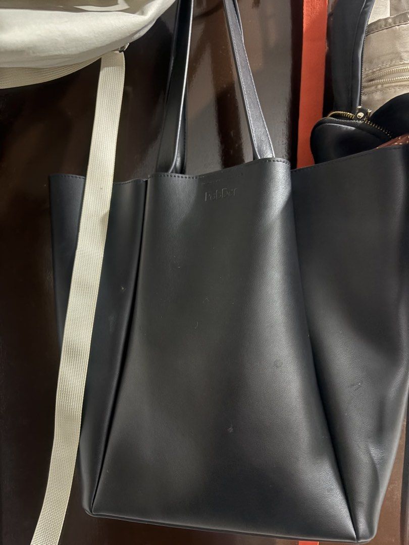 Pabder Tote Bag Black Leather (Category: Tote Bags) located in Davao. Submitted by maycelle (Listing ID 1453424267, Image 1). Description: - Brand: pabder - Color: Black - Material: Leather - Style: Tote Bag - Features: Simple and spacious design - Ideal for: Everyday use, work.