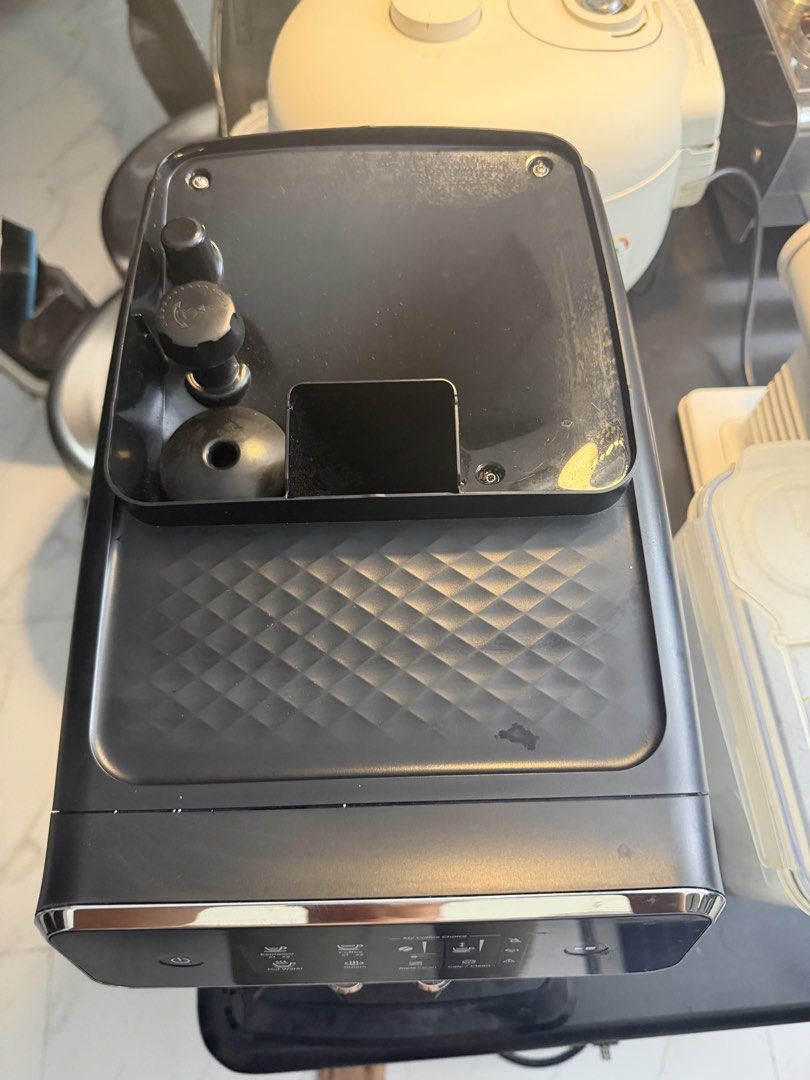 Philips Coffee Machine (Category: Coffee Machines & Makers) located in Bulacan. Submitted by mysticdeer.6d7f47 (Listing ID 1453396255, Image 2). Description: Philips Fully Automatic Coffee Machine Issue: No top covers (see pics) .