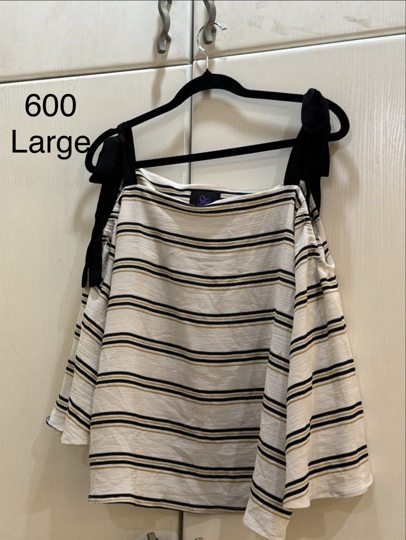 Plains and Prints Large (Category: Blouses) located in Las Pinas. Submitted by pachdeclutters (Listing ID 1453300082, Image 2). Description: FAST BREAK SALE PLAINS AND PRINTS LARGE 300 pesos each.