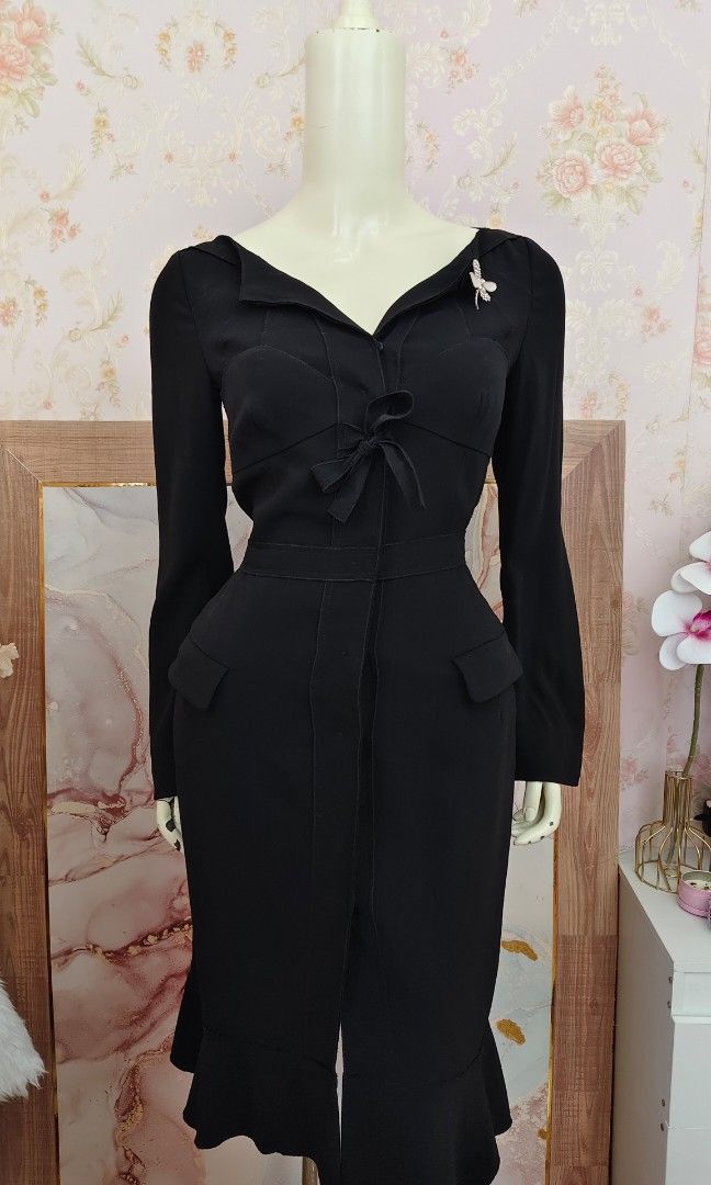Prada Front Bow Black Dress (Category: Luxury Apparel) located in Pagudpud. Submitted by altheacee063978 (Listing ID 1453311225, Image 2). Description: fits s-m.