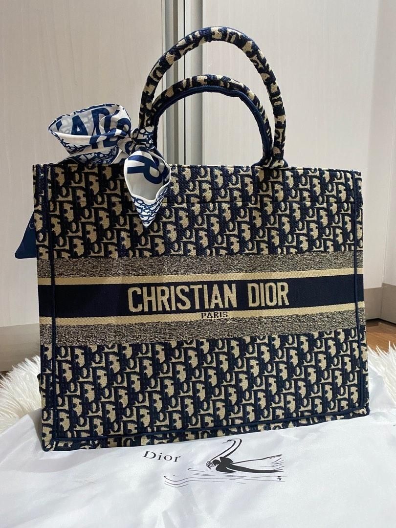 Preloved CHRISTIANDIOR BOOK TOTE MEDIUM (Category: Luxury Bags & Wallets) located in Alicia. Submitted by celynahambotruecelyna39 (Listing ID 1453335370, Image 3). Description: in good condition.
