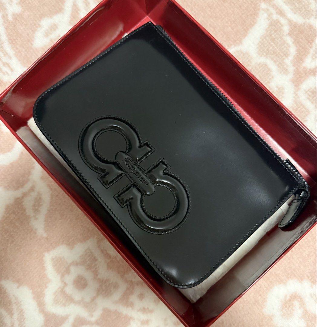 Salvatore Ferragamo Hand Bag (Category: Luxury Bags & Wallets) located in Quezon City. Submitted by liezl.marie (Listing ID 1453391019, Image 2). Description: Authentic Salvat0r€ Ferr@gam0 Patent Leather Zip Handbag/clutch complete with its original box and brand cards. 6,500 Open for layaway. Disclaimer: We are not affiliated, associated, authorized, endorsed by or in any way officially connected with any other company or luxury brand. All copyr
