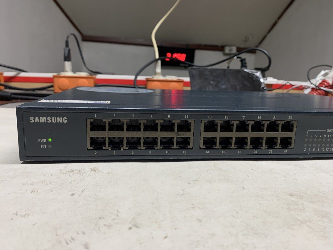 Samsung SmartEther SS6027E 24 Ports Professional Switch Hub 10/100 (Category: Networking) located in Paranaque City. Submitted by seb_trading (Listing ID 1453384155, Image 2). Description: good condition all ports working 220volts with power cord free LAN cables no damage last price Paranaque area.