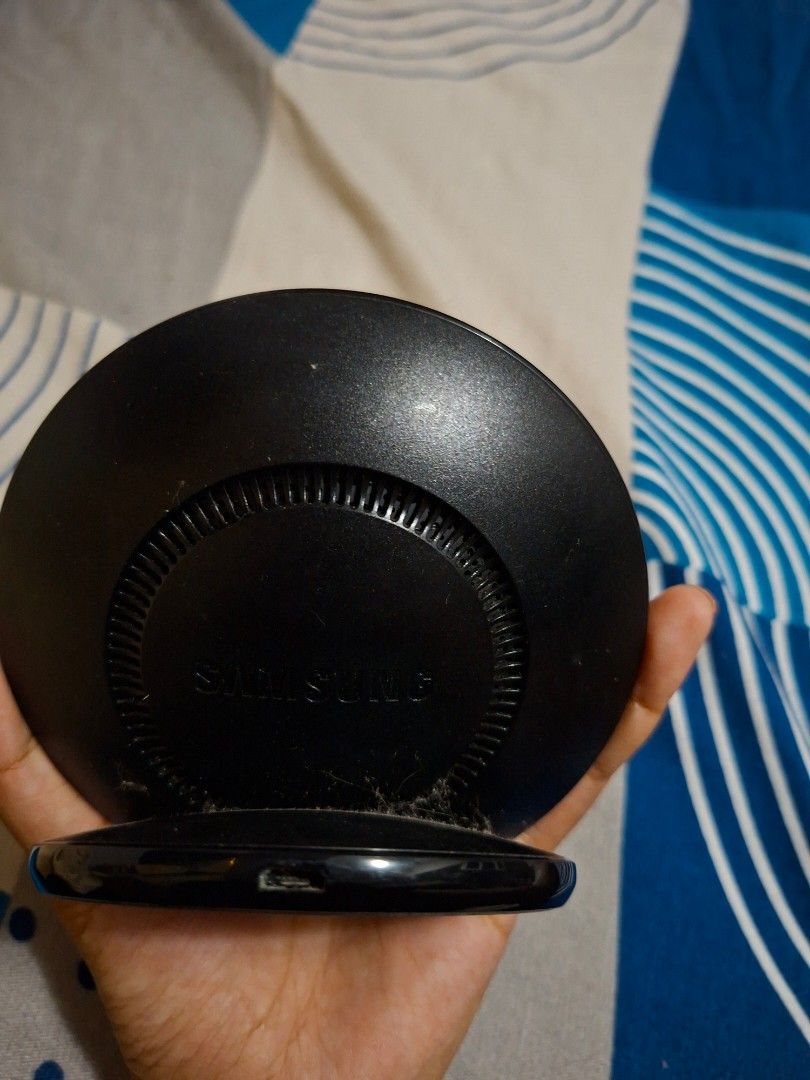 Samsung Wireless Charger EP-NG930 Fast Charge (Category: Chargers & Cables) located in Caloocan City. Submitted by maoyu_001 (Listing ID 1453385702, Image 3). Description: - Samsung Fast Wireless Charger - Model: EP-NG930 - Supports Fast Charging - Input: 5V/2.0A or 9V/1.67A - rarely used - not a type c plug see picture - Works well.