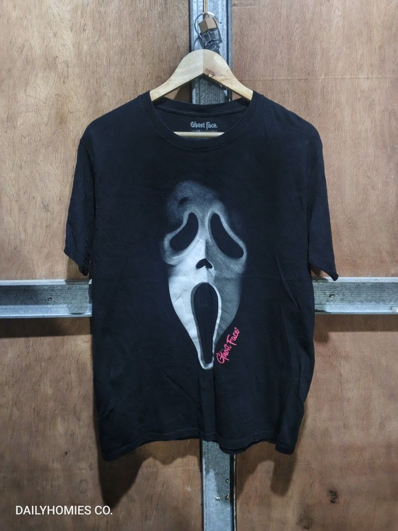 Scream Ghost Face Tee Size ( M ) (Category: Tshirts & Polo Shirts ) located in Manila. Submitted by dailyhomiescollection (Listing ID 1453258230, Image 1). Description: The "Scream's Ghost Face Tee" is a black T-shirt featuring a graphic print of the iconic Ghost Face character from the Halloween Horror Scream Movies. Made from a cotton blend material, this crew neck shirt has short sleeves and a regular fit in size L. It is machine washable and 