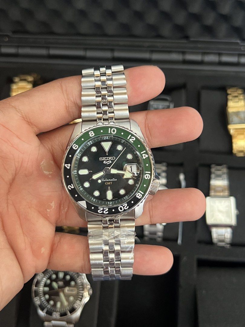 Seiko Watches (Category: Men's Watches) located in Manila. Submitted by ryan_292002 (Listing ID 1453420083, Image 3). Description: - Seiko Automatic GMT Watch - Striking Green and Black Bezel - Comfortable Jubilee Bracelet - Ideal for Travel and Daily Wear.