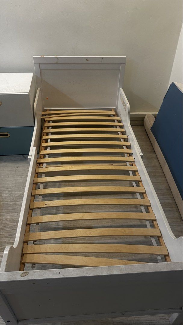 Single bedframe (Category: Bed Frames & Mattresses) located in Singapore. Submitted by booboo21 (Listing ID 1453382513, Image 1). Description: Self pick up at 680007.