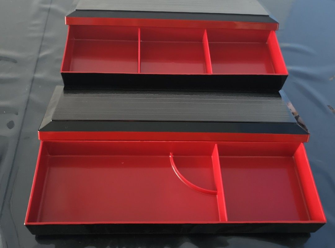 Solid Bento Containers (Category: Everything Else) located in Singapore. Submitted by gxuimr (Listing ID 1453242216, Image 2). Description: - Solid bento containers - Stylish black exterior with a bold red interior - Features a textured, ribbed lid for a modern look - Ideal for lunches, meal prep, picnics or displaying snacks - Price is per piece.
