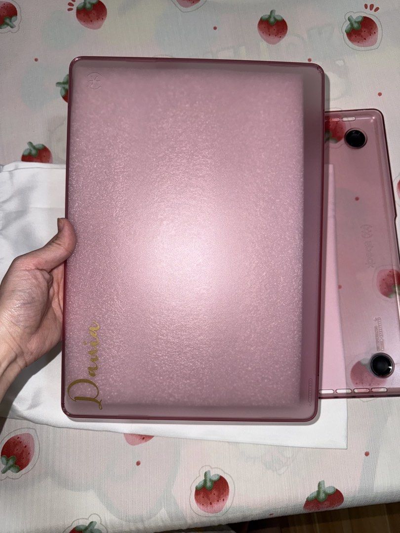 [SPECK] Macbook pro 14inches M4 case (Category: Cases & Sleeves) located in Manila. Submitted by pinkmd (Listing ID 1453278876, Image 2). Description: SPECK Macbook pro m4 - 14 inches case Sticker name is removable.