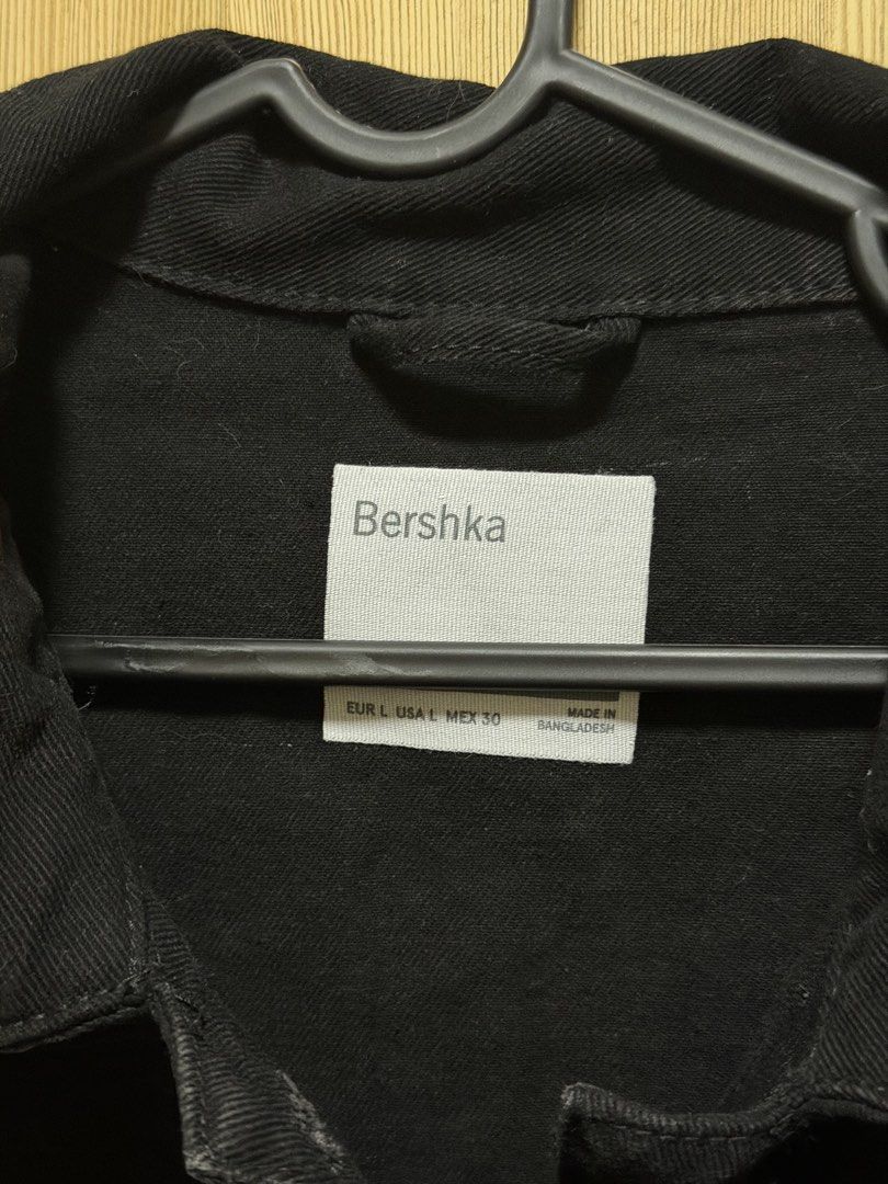Stradivarius Black Denim Jacket (Category: Coats, Jackets and Outerwear) located in Mandaluyong City. Submitted by _jdeclutters (Listing ID 1453418861, Image 2). Description: .