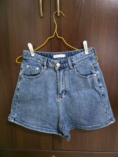 (Category: ) located in . Submitted by shopmywardrob.e (Listing ID 1453333213, Image 1). Description: .