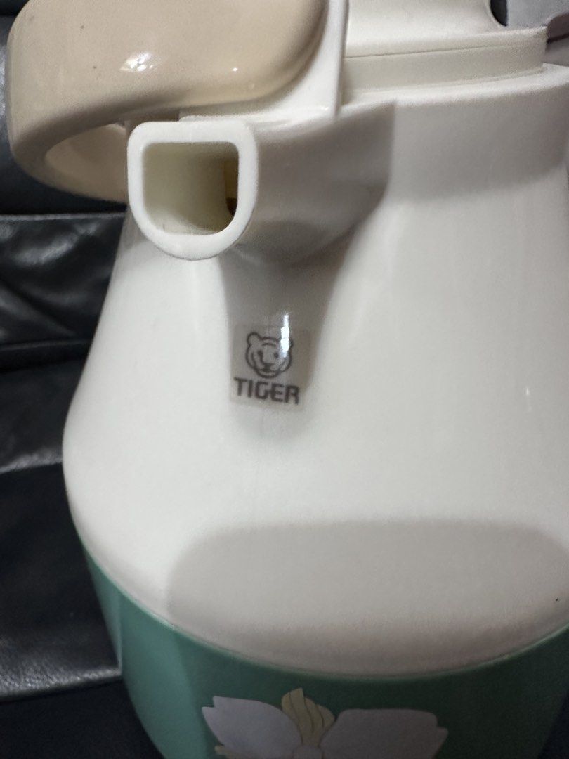 tiger thermos vintage (Category: Other Kitchenware & Tableware) located in San Juan City. Submitted by vrgyl (Listing ID 1453321352, Image 3). Description: vintage tiger thermos never been used but this design and specific item us vi tage meaning it may have discoloration etc. box is not in perfect conditiondue to storage and age what you see is what you get no return no exchange.