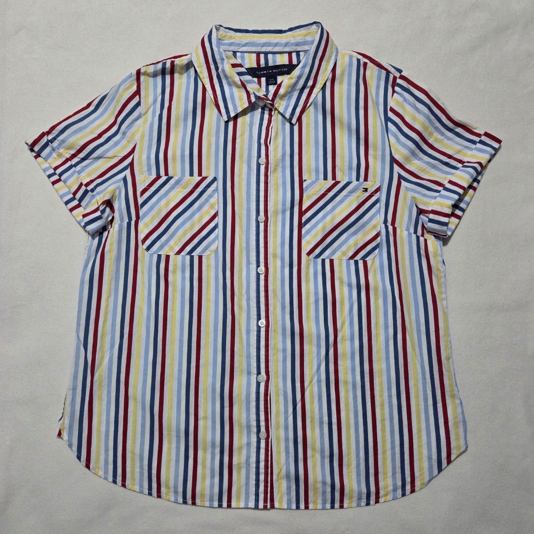 TOMMY HILFIGER WOMEN TOP size LARGE (Category: Blouses) located in Santiago. Submitted by fromboxes (Listing ID 1453389615, Image 1). Description: like new with extra buttons.