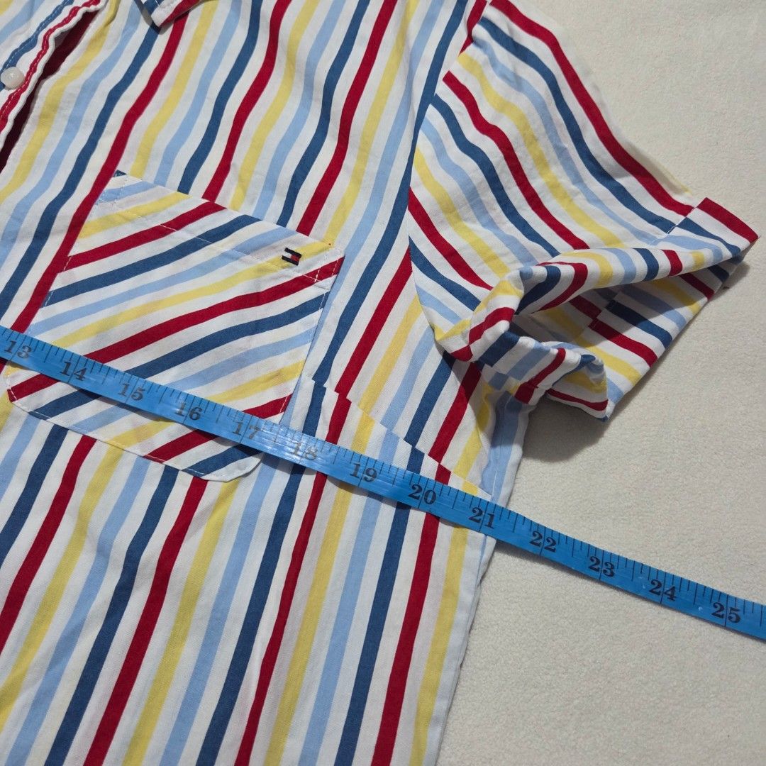 TOMMY HILFIGER WOMEN TOP size LARGE (Category: Blouses) located in Santiago. Submitted by fromboxes (Listing ID 1453389615, Image 3). Description: like new with extra buttons.