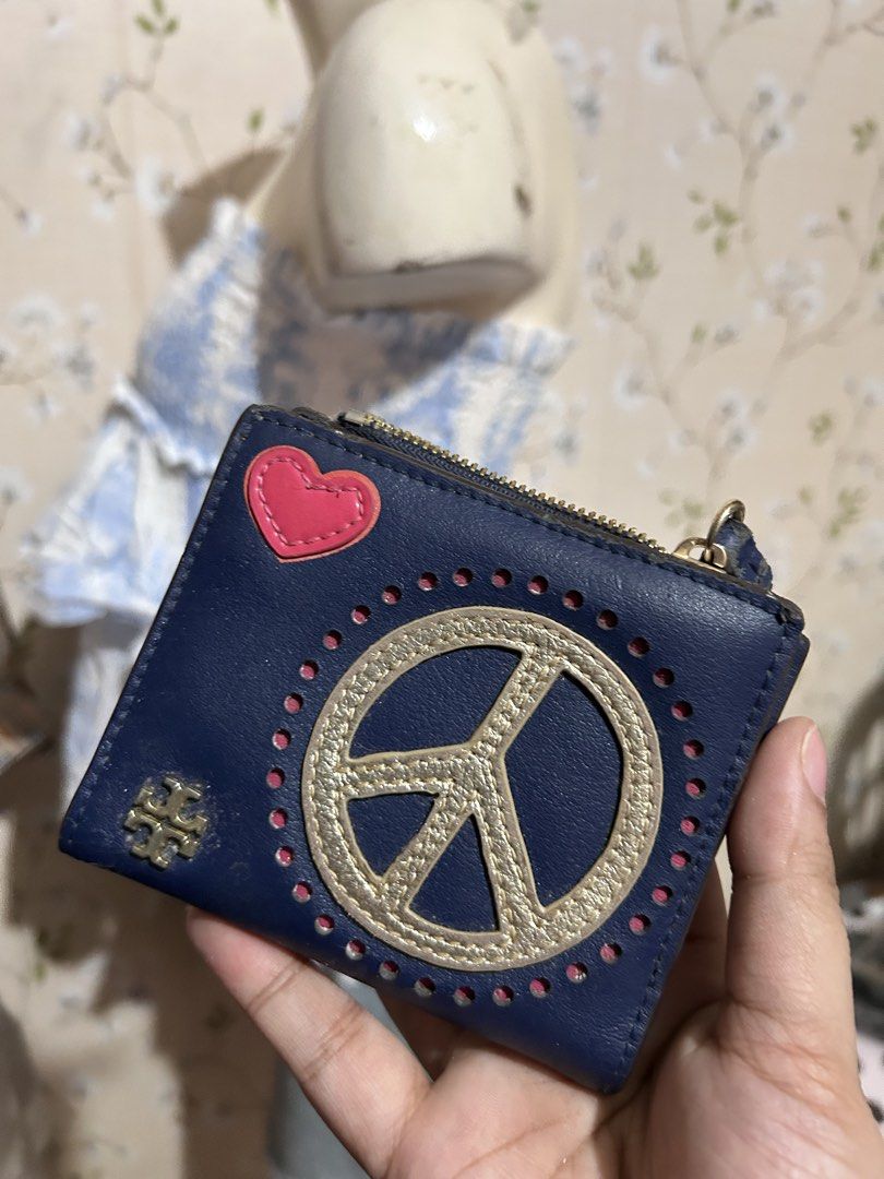 Tory burch navy blue bifold wallet (Category: Luxury Bags & Wallets) located in Baguio. Submitted by thecloset.bg (Listing ID 1453383022, Image 1). Description: .