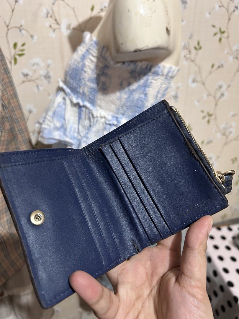 Tory burch navy blue bifold wallet (Category: Luxury Bags & Wallets) located in Baguio. Submitted by thecloset.bg (Listing ID 1453383022, Image 2). Description: .