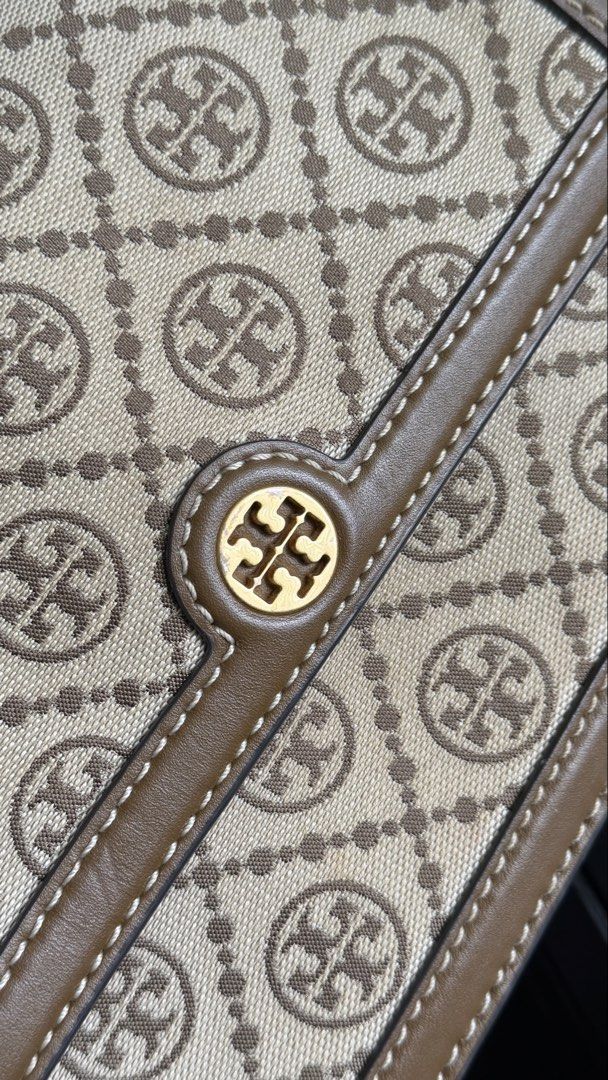Tory Burch T Monogram (Category: Luxury Bags & Wallets) located in Pasay City. Submitted by shop.jes (Listing ID 1453269251, Image 3). Description: Comes with dustbag,paperbag, 2 original slim and guitar string, and 2 chain sling bought from online shop. Delivery only, no meet up. Thanks.