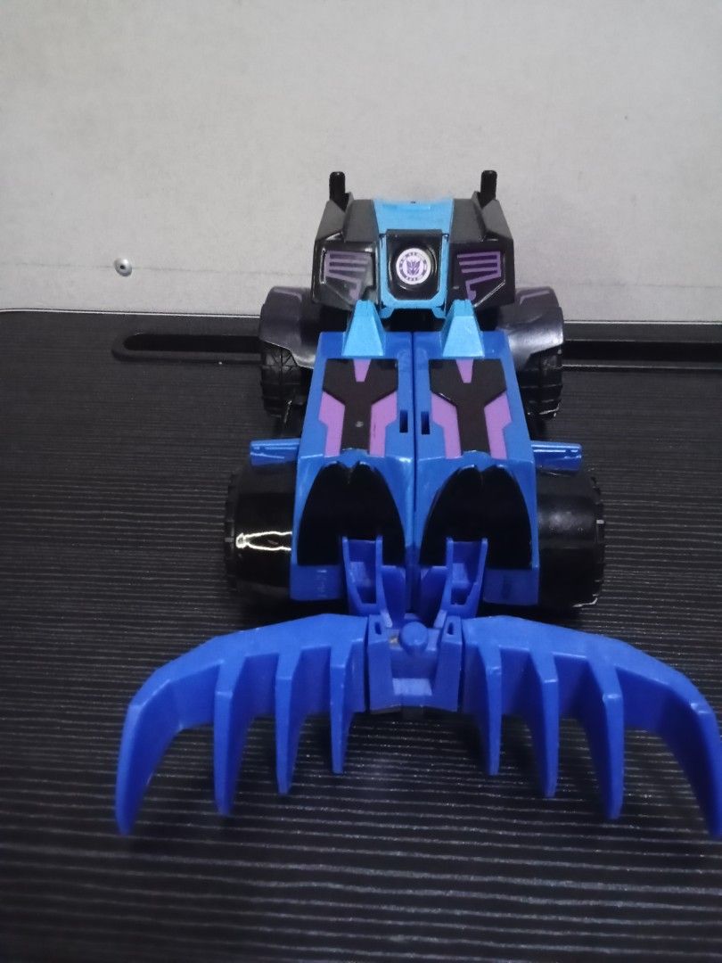 Transformers Robots in Disguise Autobot Drift Toy (Category: Action & Battle Toys) located in Marikina City. Submitted by truecat_6654e7 (Listing ID 1453251936, Image 3). Description: - Autobot Drift Transformer figure - Transforms from robot to vehicle mode - Made by Hasbro and Tomy (2015) - Ideal for collectors or playtime.