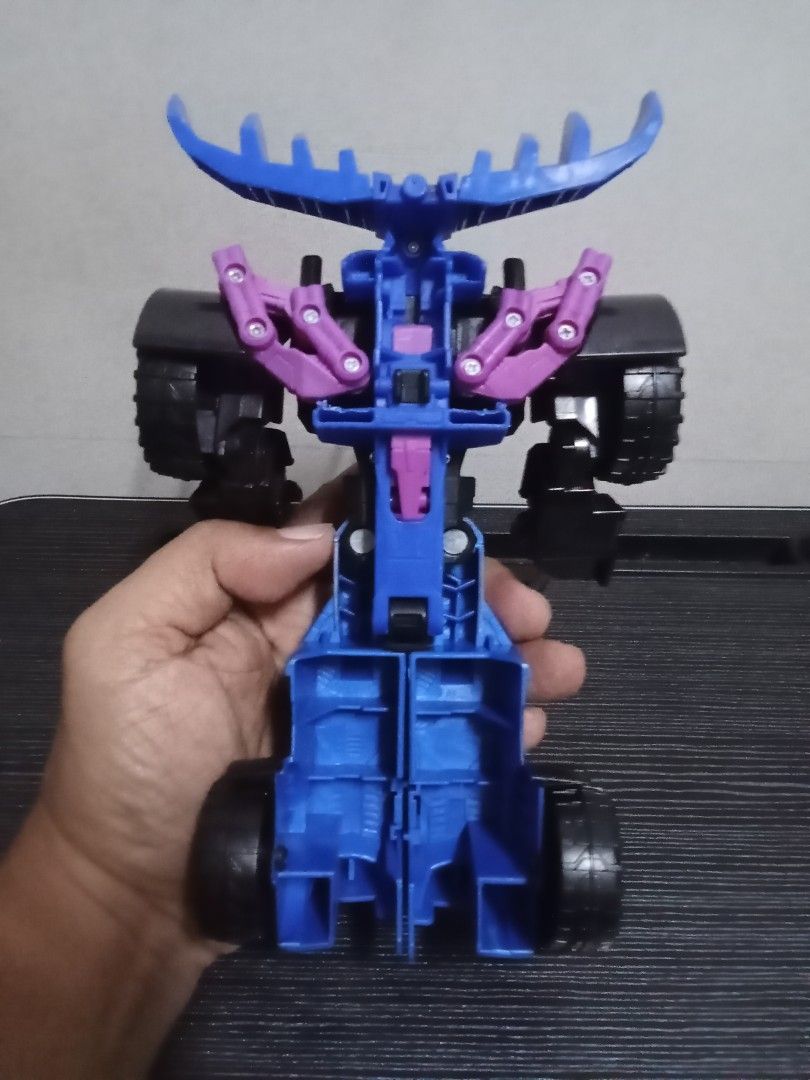 Transformers Robots in Disguise Autobot Drift Toy (Category: Action & Battle Toys) located in Marikina City. Submitted by truecat_6654e7 (Listing ID 1453251936, Image 2). Description: - Autobot Drift Transformer figure - Transforms from robot to vehicle mode - Made by Hasbro and Tomy (2015) - Ideal for collectors or playtime.
