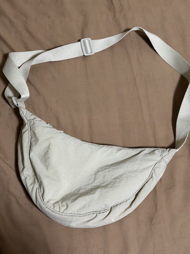 Uniqlo Dumpling Bag (Category: Sling Bags) located in Mandaluyong City. Submitted by _jdeclutters (Listing ID 1453317329, Image 2). Description: .