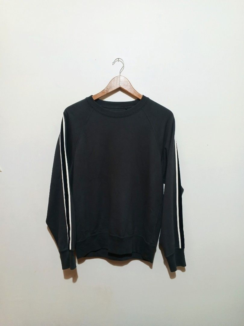 Uniqlo Side Stripe Crewneck (Category: Activewear) located in Baguio. Submitted by jacksonthriflab (Listing ID 1453237046, Image 2). Description: Uniqlo Side Stripe Crewneck ‎Excellent Condition ‎Medium | W: 21 | L: 26 ‎No issue ✅.