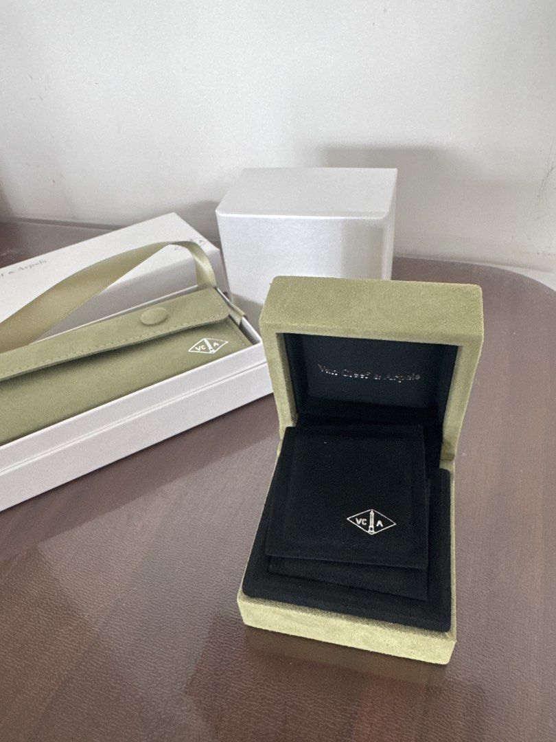 Van cleef 五花手鏈禮物盒 （分類：飾物及配件）位於 Hong Kong。 由 recyclecccc 提交（商品編號 1453310792，圖片 2）。簡介： 1. VCA 五花手鏈禮物盒 2.VCA 頸鏈盒一個 (sold) 。
