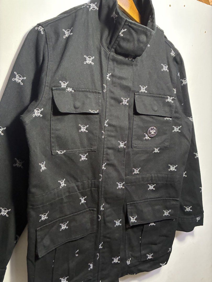 Vans military jacket (Category: Coats, Jackets and Outerwear) located in Manila. Submitted by egayfinds420 (Listing ID 1453278664, Image 2). Description: Vans Military Jacket 😍🔥🥶 ( sobrang solid neto panalo makakuha 🥰) Excellent condition Medium 20 x 32 1350 + Shipping fee 🫶🤝.