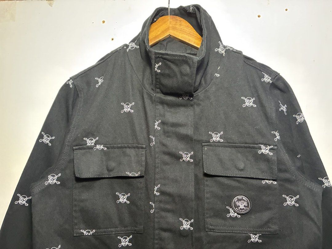 Vans military jacket (Category: Coats, Jackets and Outerwear) located in Manila. Submitted by egayfinds420 (Listing ID 1453278664, Image 3). Description: Vans Military Jacket 😍🔥🥶 ( sobrang solid neto panalo makakuha 🥰) Excellent condition Medium 20 x 32 1350 + Shipping fee 🫶🤝.