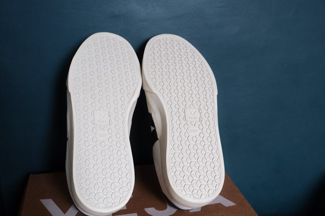 Veja Campo Chromefree Leather Sneakers Extra-White Black (Category: Shoe inserts) located in Manila. Submitted by dropd3ad (Listing ID 1453280592, Image 2). Description: - Veja Campo Sneakers (Unisex) - Color: Extra-White and Black - Material: Chromefree Leather - Size: EU 37 (US 6, UK 4, JP/CM 23, BR 35) - Includes original box - Super clean and classic design - RFS: Wrong size - Open for swap - Original price: ₱7,800.