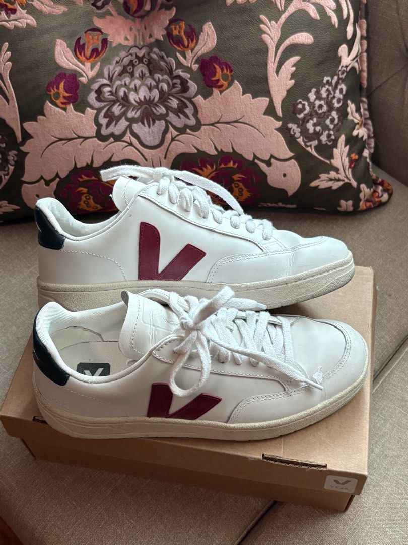 Veja V-12 Extra White Marsala Sneakers - Eu 39 (Category: Sneakers) located in San Fernando. Submitted by toffee30 (Listing ID 1453365714, Image 1). Description: .