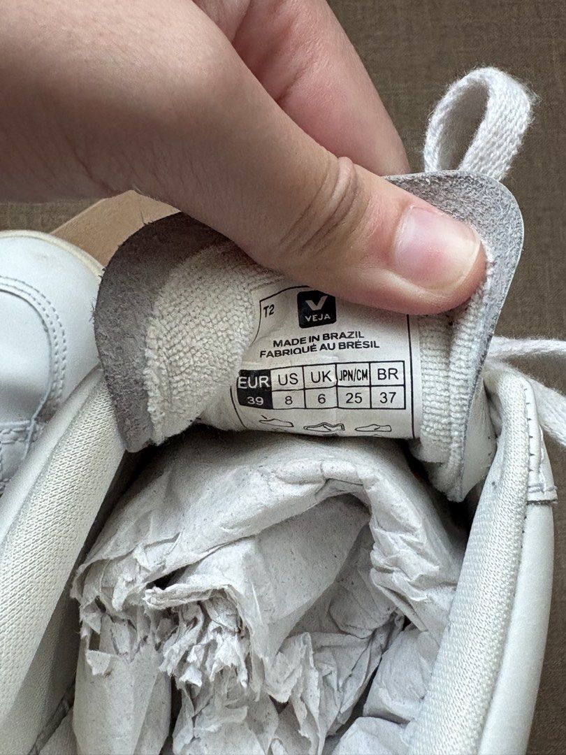 Veja V-12 Extra White Marsala Sneakers - Eu 39 (Category: Sneakers) located in San Fernando. Submitted by toffee30 (Listing ID 1453365714, Image 3). Description: .