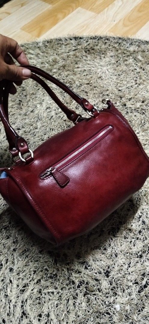 VINTAGE PELLE BORSA PURE SOLID LEATHER JAPAN SURPLUS (Category: Luxury Bags & Wallets) located in Paranaque City. Submitted by michael-08 (Listing ID 1453326738, Image 1). Description: - Pelle Borsa red leather handbag - Zippered main compartment - Exterior zip pocket - Sturdy handles - Beautiful natural leather sheen and variations - Classic, well-made design - Includes Pelle Borsa leather tag with '1943' detail PELLE BORSA VINTAGE PURE SOLID LE