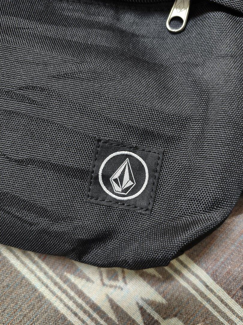 Volcom Black Backpack (Category: Backpacks) located in Padang Besar. Submitted by thirty_treasure30 (Listing ID 1453385973, Image 3). Description: RM79.00 (Termasuk Postage) Condition Like New Semua zip berfungsi.