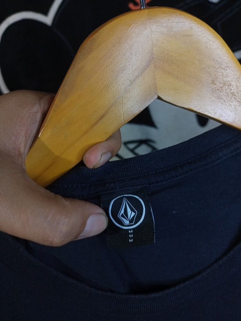 Volcom Black Tee (Category: Tshirts & Polo Shirts ) located in Castilla. Submitted by stignapamorma (Listing ID 1453339173, Image 3). Description: Branded Black Tee ( Thrifted ) Size - 18x27 Condition - Excellent Color Rate - 9/10 Issue - None Price - 400+SF.