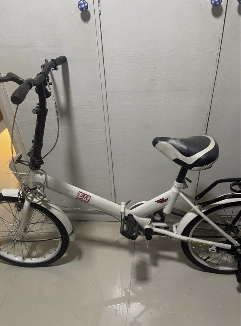 White Folding Bicycle with Rear Rack (Category: Bicycles) located in Pasay City. Submitted by profcleo (Listing ID 1453261424, Image 3). Description: - White folding bike - flat tire - pick up only pasay area.